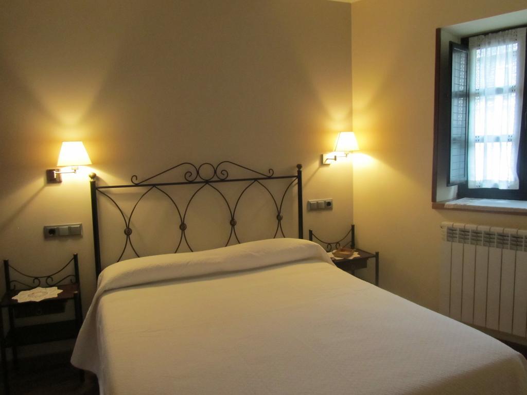 Apartamentos Rurales Casa Baltasar Монастерио-де-Эрмо Экстерьер фото